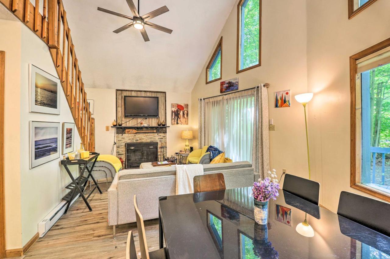 Colorful Pocono With Deck And Fire Pit Holiday home Pocono Lake