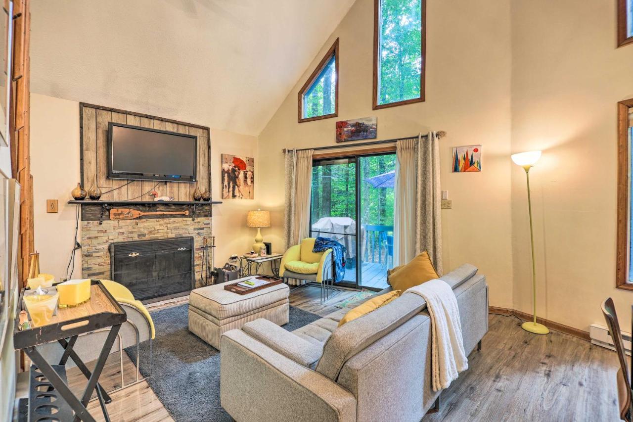 Colorful Pocono With Deck And Fire Pit Holiday home *